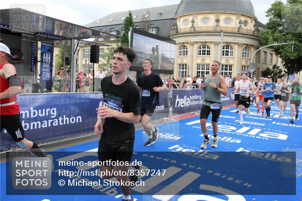 29.06.2025 - hella hamburg halbmarathon Michael Strokosch http://msf.ph/oto/8357247 29.06.2025 10:54:24 Ziel 1267, 1442, 3103, 3426, 3861, 4635, 6511, 6512, 7274, 8223, 8772, 11430, 12362, 13289, 13803, 15946, 16327, 16527, 16574, 16750, 16879, 17087, 17698, 18268 meine-sportfotos.de