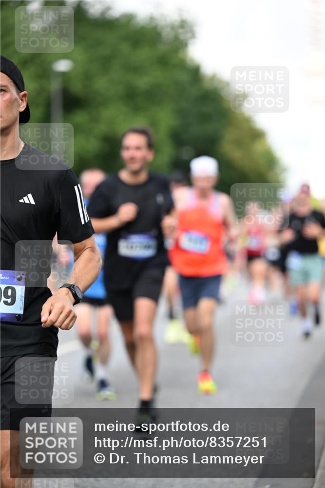 29.06.2025 - hella hamburg halbmarathon Dr. Thomas Lammeyer http://msf.ph/oto/8357251 29.06.2025 09:56:27 Kennedybrücke 1012, 1070, 1220, 1415, 1468, 1613, 1735, 1782, 2189, 2233, 2970, 3021, 3098, 3109, 3124, 3304, 3907, 3917, 3928, 4080, 4277, 4497, 4691, 4933, 4981, 5476, 5477, 5682, 6152, 6716, 7005, 7067, 7093, 7191, 7325, 7432, 7451, 7599, 7843, 7865, 7961, 8145, 8467, 8664, 8694, 8722, 9081, 9213, 9538, 9540, 10000, 10099, 10251, 10750, 10796, 10969, 11346 meine-sportfotos.de