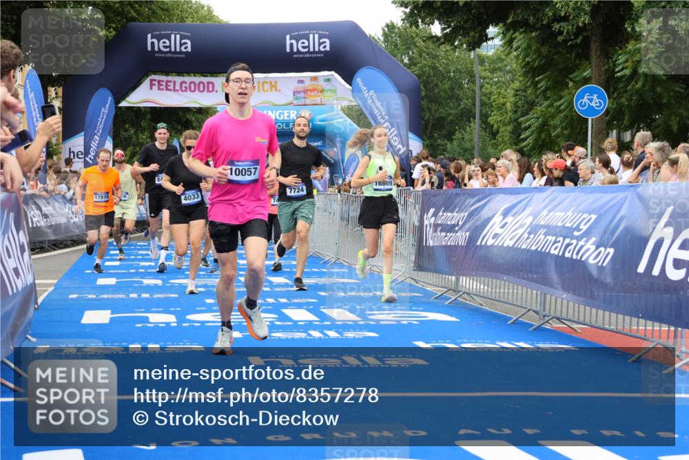 29.06.2025 - hella hamburg halbmarathon Strokosch-Dieckow http://msf.ph/oto/8357278 29.06.2025 10:51:56 Ziel 2818, 2823, 2880, 4033, 4297, 5102, 5336, 6390, 7130, 7409, 7724, 8413, 8856, 8977, 9793, 9959, 10057, 13799, 15356, 15506, 15690, 16179, 17815, 17962, 17978, 18869, 19137 meine-sportfotos.de