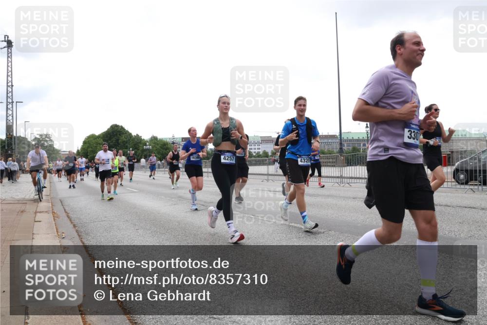 29.06.2025 - hella hamburg halbmarathon Lena Gebhardt http://msf.ph/oto/8357310 29.06.2025 10:39:04 Lombardsbrücke 16388, 4257, 4320, 330, 56, 1232, 1390, 1451, 1760, 1856, 1883, 2092, 2524, 2534, 2571, 2574, 2576, 2660, 2693, 2843, 2893, 2998, 3275, 3307, 3323, 3726, 3727, 3745, 3927, 4028, 4257, 4259, 4260, 4316, 4320, 4410, 4523, 4659, 4882, 4964, 5913, 6062, 6112, 6611, 6695, 6696, 6875, 7263, 7341, 7506, 7524, 7589, 7815, 7849, 8243, 8367, 8457, 8783, 9393, 9420, 9446, 9708, 9974, 9977, 10001, 10072, 10315, 10516, 10554, 13060 meine-sportfotos.de