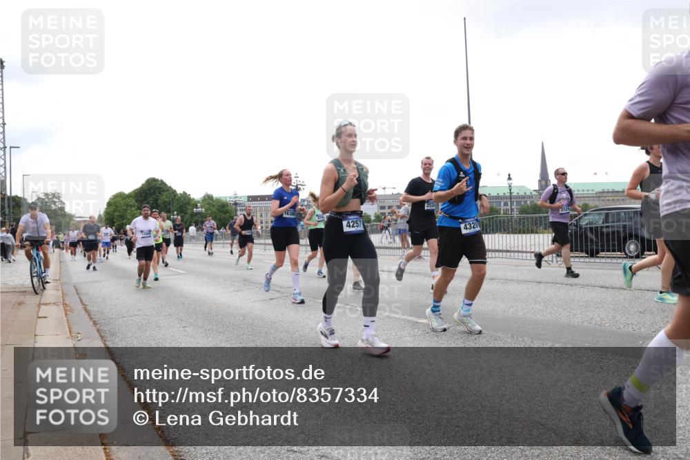 29.06.2025 - hella hamburg halbmarathon Lena Gebhardt http://msf.ph/oto/8357334 29.06.2025 10:39:04 Lombardsbrücke 13060, 2534, 16388, 9706, 4257, 4320, 2524, 56, 1232, 1390, 1451, 1760, 1856, 1883, 2092, 2524, 2534, 2571, 2574, 2576, 2660, 2693, 2843, 2893, 2998, 3275, 3307, 3323, 3726, 3727, 3745, 3927, 4028, 4257, 4259, 4260, 4316, 4320, 4410, 4523, 4659, 4882, 4964, 5913, 6062, 6112, 6611, 6695, 6696, 6875, 7263, 7341, 7506, 7524, 7589, 7815, 7849, 8243, 8367, 8457, 8783, 9393, 9420, 9446, 9708, 9974, 9977, 10001, 10072, 10315, 10516, 10554, 13060 meine-sportfotos.de