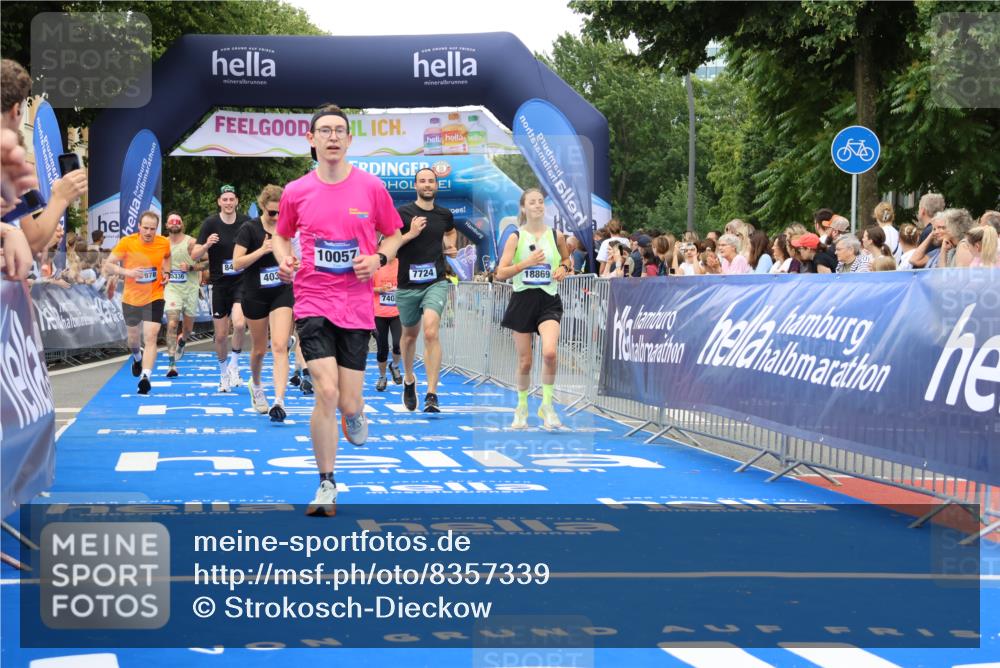 29.06.2025 - hella hamburg halbmarathon Strokosch-Dieckow http://msf.ph/oto/8357339 29.06.2025 10:51:56 Ziel 2818, 2823, 2880, 4033, 4297, 5102, 5336, 6390, 7130, 7409, 7724, 8413, 8856, 8977, 9793, 9959, 10057, 13799, 15356, 15506, 15690, 16179, 17815, 17962, 17978, 18869, 19137 meine-sportfotos.de