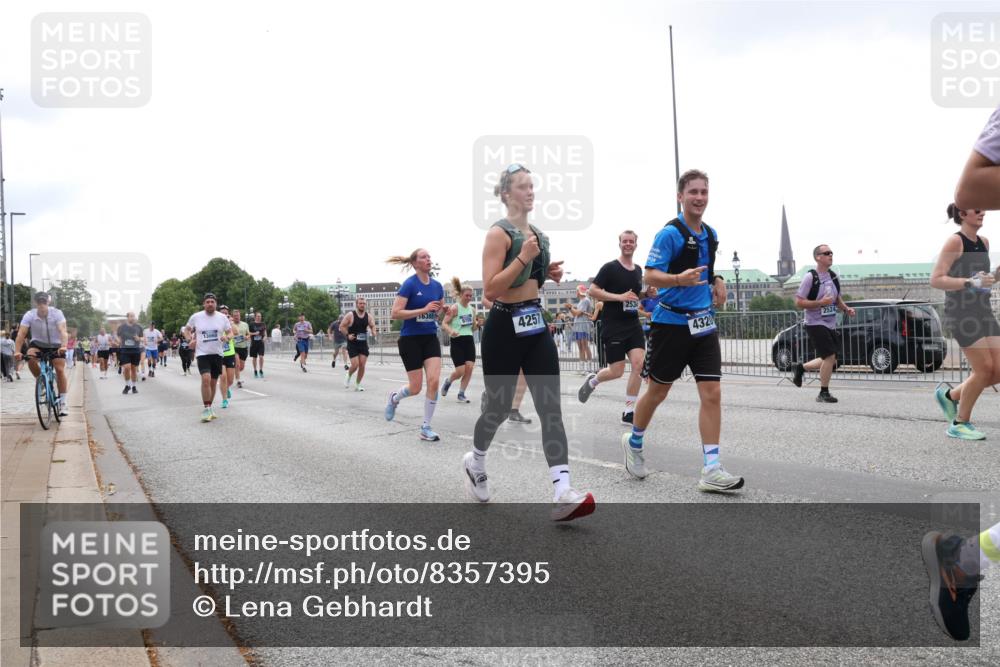 29.06.2025 - hella hamburg halbmarathon Lena Gebhardt http://msf.ph/oto/8357395 29.06.2025 10:39:04 Lombardsbrücke 13060, 16388, 4257, 2534, 4320, 2524, 56, 1232, 1390, 1451, 1760, 1856, 1883, 2092, 2524, 2534, 2571, 2574, 2576, 2660, 2693, 2843, 2893, 2998, 3275, 3307, 3323, 3726, 3727, 3745, 3927, 4028, 4257, 4259, 4260, 4316, 4320, 4410, 4523, 4659, 4882, 4964, 5913, 6062, 6112, 6611, 6695, 6696, 6875, 7263, 7341, 7506, 7524, 7589, 7815, 7849, 8243, 8367, 8457, 8783, 9393, 9420, 9446, 9708, 9974, 9977, 10001, 10072, 10315, 10516, 10554, 13060 meine-sportfotos.de