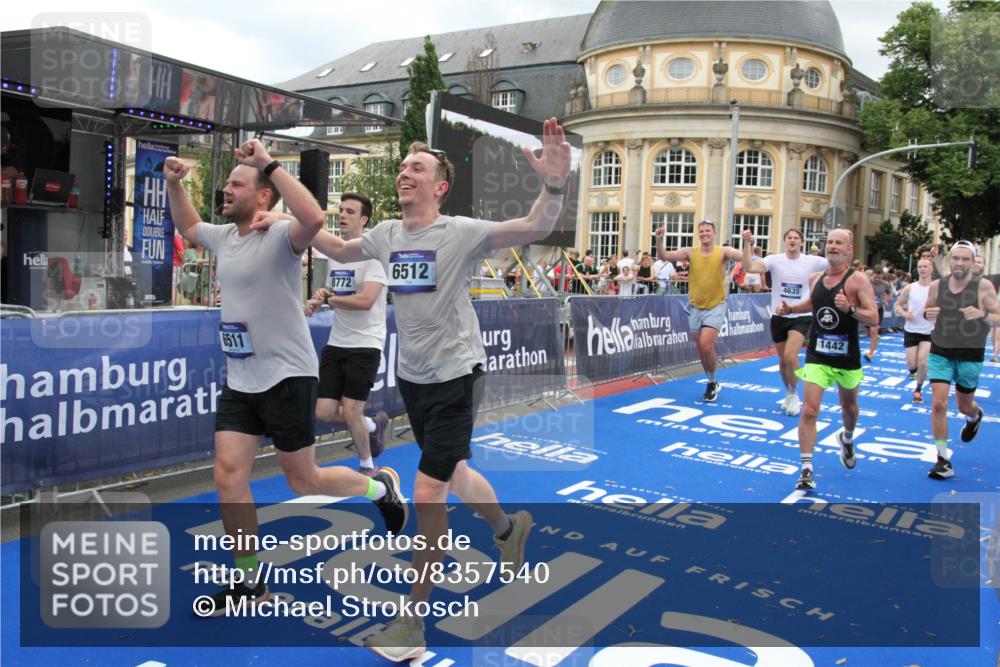 29.06.2025 - hella hamburg halbmarathon Michael Strokosch http://msf.ph/oto/8357540 29.06.2025 10:54:28 Ziel 1267, 1442, 3426, 4635, 4868, 6511, 6512, 7129, 8772, 11009, 11797, 11799, 12321, 12362, 13289, 15946, 16327, 16879, 17698, 18268, 19067 meine-sportfotos.de