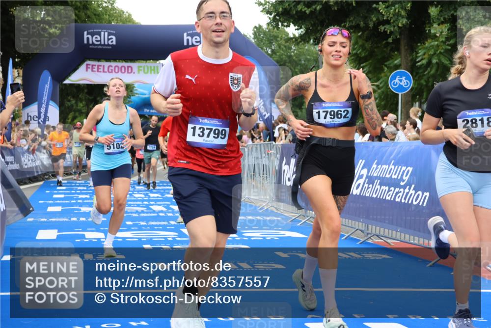 29.06.2025 - hella hamburg halbmarathon Strokosch-Dieckow http://msf.ph/oto/8357557 29.06.2025 10:51:53 Ziel 2396, 2818, 2823, 2880, 4033, 4297, 5102, 5336, 6390, 7130, 7409, 7724, 8413, 8710, 8856, 8977, 9793, 9959, 10057, 12224, 13799, 15356, 15427, 15690, 16907, 17815, 17962, 17978, 18869, 19137 meine-sportfotos.de