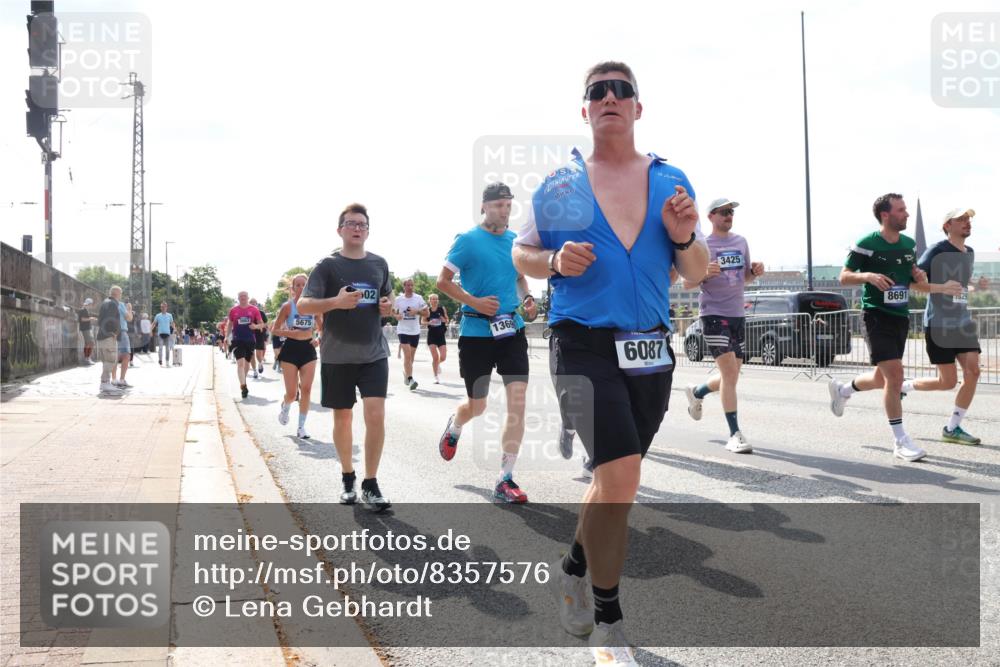 29.06.2025 - hella hamburg halbmarathon Lena Gebhardt http://msf.ph/oto/8357576 29.06.2025 10:01:28 Lombardsbrücke 5675, 02, 1369, 6087, 3425, 8691, 1130, 1184, 1329, 1387, 1420, 1464, 1653, 1722, 1724, 1726, 1729, 1940, 2006, 2091, 2167, 2354, 2363, 2490, 2591, 2806, 2936, 2957, 3039, 3199, 3425, 3625, 3663, 4068, 4238, 4249, 4319, 4322, 4370, 4649, 4663, 5547, 5570, 5602, 5603, 5675, 6087, 6281, 0000, 6302, 6487, 6531, 6591, 6835, 6921, 6924, 7287, 7658, 7846, 8030, 8045, 8046, 8191, 8392, 8578, 8691, 8822, 8926, 9932, 10188, 10281, 10301, 10383, 10576, 10915, 11043, 11465 meine-sportfotos.de