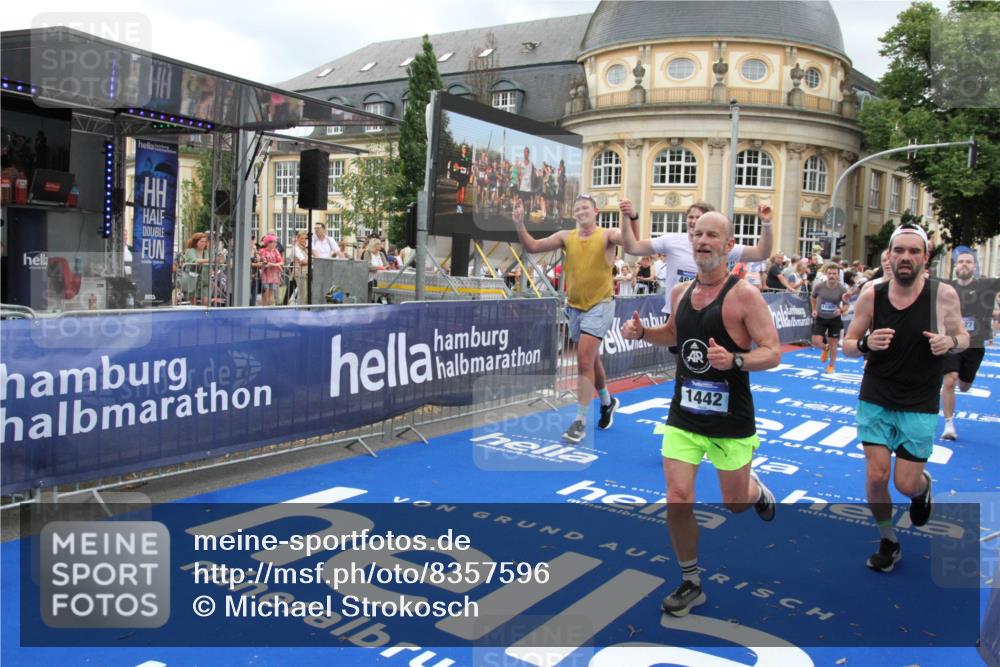 29.06.2025 - hella hamburg halbmarathon Michael Strokosch http://msf.ph/oto/8357596 29.06.2025 10:54:29 Ziel 1267, 1442, 3426, 3794, 4635, 4868, 6511, 6512, 7129, 8772, 11009, 11797, 11799, 12321, 12362, 13289, 15146, 15946, 16327, 17698, 18268, 19067 meine-sportfotos.de