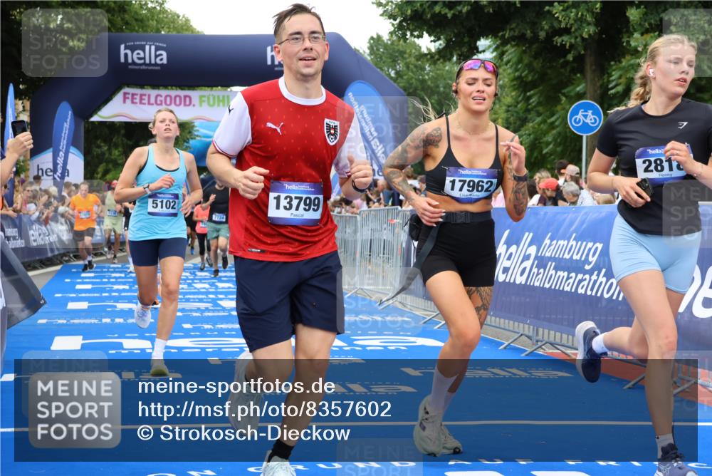 29.06.2025 - hella hamburg halbmarathon Strokosch-Dieckow http://msf.ph/oto/8357602 29.06.2025 10:51:53 Ziel 2396, 2818, 2823, 2880, 4033, 4297, 5102, 5336, 6390, 7130, 7409, 7724, 8413, 8710, 8856, 8977, 9793, 9959, 10057, 12224, 13799, 15356, 15427, 15690, 16907, 17815, 17962, 17978, 18869, 19137 meine-sportfotos.de