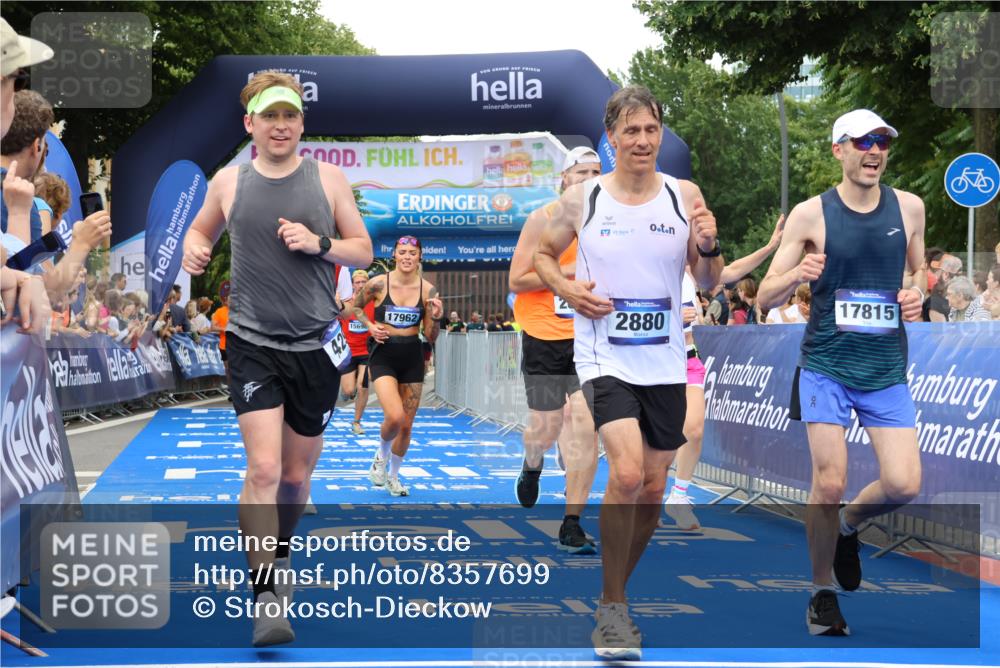 29.06.2025 - hella hamburg halbmarathon Strokosch-Dieckow http://msf.ph/oto/8357699 29.06.2025 10:51:51 Ziel 2396, 2818, 2823, 2880, 4033, 4297, 5102, 6390, 7224, 7409, 7724, 8710, 8819, 8856, 9793, 9959, 10057, 12224, 13799, 15427, 15690, 15727, 16907, 17682, 17815, 17962, 18869, 19053, 19137 meine-sportfotos.de