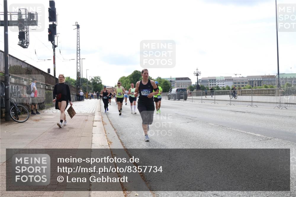 29.06.2025 - hella hamburg halbmarathon Lena Gebhardt http://msf.ph/oto/8357734 29.06.2025 10:13:59 Lombardsbrücke 1131, 1131, 1194, 1480, 1890, 2055, 2359, 2721, 2904, 2987, 3939, 4001, 4032, 4795, 4950, 4962, 5232, 5631, 5719, 6026, 6287, 6710, 6717, 6724, 7442, 7462, 7913, 7991, 8001, 8057, 8279, 8673, 9128, 9631, 9845, 9886, 10442, 10443, 10977, 11441, 11987, 12313, 12797, 12928, 12929, 12938, 13285, 13788, 15085, 15482, 15663, 15721, 15722, 15840, 16491, 17439, 17472, 17985, 18041, 18231, 18236, 18239 meine-sportfotos.de
