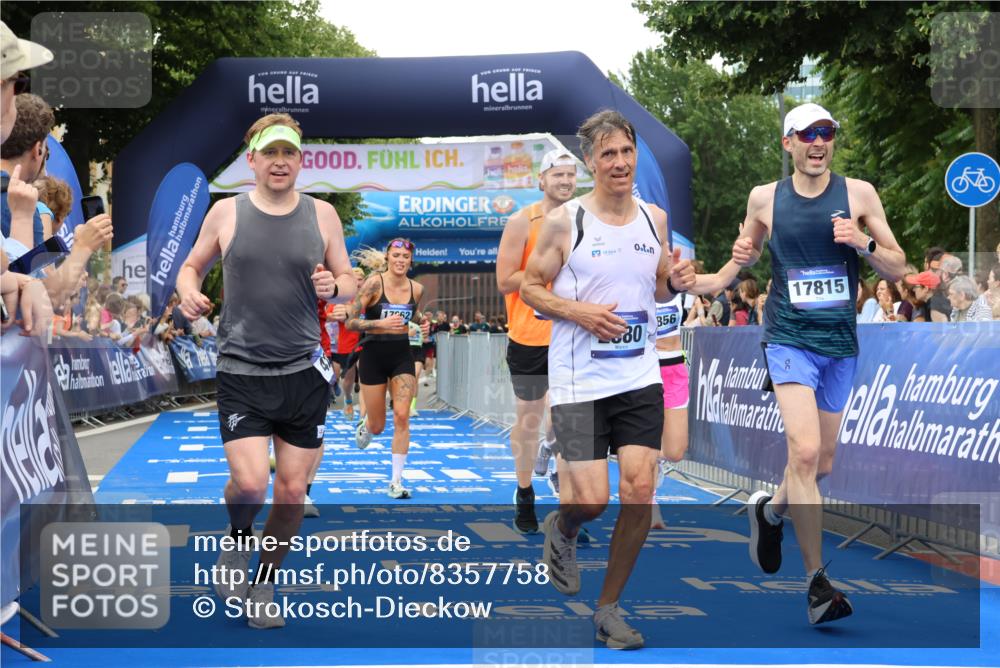 29.06.2025 - hella hamburg halbmarathon Strokosch-Dieckow http://msf.ph/oto/8357758 29.06.2025 10:51:51 Ziel 2396, 2818, 2823, 2880, 4033, 4297, 5102, 6390, 7224, 7409, 7724, 8710, 8819, 8856, 9793, 9959, 10057, 12224, 13799, 15427, 15690, 15727, 16907, 17682, 17815, 17962, 18869, 19053, 19137 meine-sportfotos.de