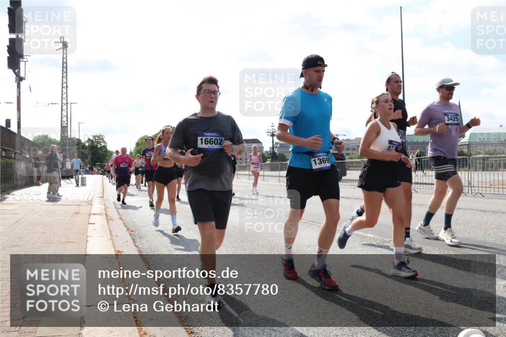 29.06.2025 - hella hamburg halbmarathon Lena Gebhardt http://msf.ph/oto/8357780 29.06.2025 10:01:28 Lombardsbrücke 3663, 16602, 1369, 3425, 1130, 1184, 1329, 1387, 1420, 1464, 1653, 1722, 1724, 1726, 1729, 1940, 2006, 2091, 2167, 2354, 2363, 2490, 2591, 2806, 2936, 2957, 3039, 3199, 3425, 3625, 3663, 4068, 4238, 4249, 4319, 4322, 4370, 4649, 4663, 5547, 5570, 5602, 5603, 5675, 6087, 6281, 0000, 6302, 6487, 6531, 6591, 6835, 6921, 6924, 7287, 7658, 7846, 8030, 8045, 8046, 8191, 8392, 8578, 8691, 8822, 8926, 9932, 10188, 10281, 10301, 10383, 10576, 10915, 11043, 11465 meine-sportfotos.de