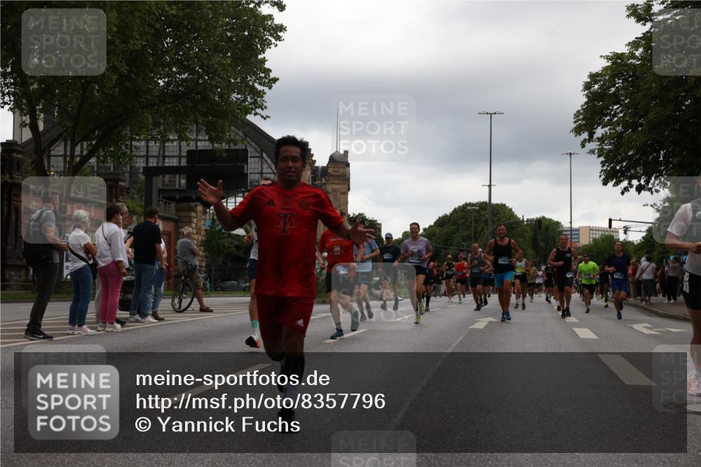 29.06.2025 - hella hamburg halbmarathon Yannick Fuchs http://msf.ph/oto/8357796 29.06.2025 10:53:06 20KM 1285, 1642, 1946, 1951, 2006, 2027, 2348, 2584, 2677, 2855, 2957, 2978, 3181, 3279, 3983, 4088, 4592, 5084, 5347, 5633, 5885, 6202, 6208, 6220, 6636, 6997, 7031, 7223, 7476, 8290, 8929, 9655, 10036, 10759, 10943, 11935, 11938, 12633, 13407, 13583, 14375, 14567, 14631, 14902, 14914, 14965, 15232, 15240, 15263, 15284, 15824, 16160, 16341, 16563, 16910, 17017, 17346, 17503, 17630, 18112, 18153, 18232, 18266, 18327, 18954, 19015, 19160 meine-sportfotos.de