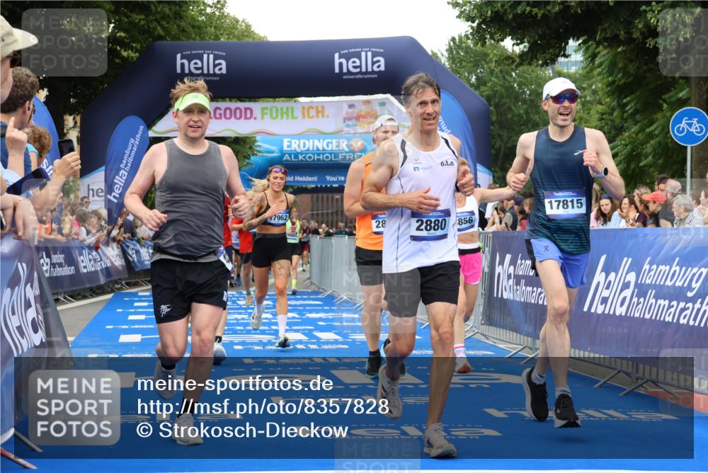 29.06.2025 - hella hamburg halbmarathon Strokosch-Dieckow http://msf.ph/oto/8357828 29.06.2025 10:51:51 Ziel 2396, 2818, 2823, 2880, 4033, 4297, 5102, 6390, 7224, 7409, 7724, 8710, 8819, 8856, 9793, 9959, 10057, 12224, 13799, 15427, 15690, 15727, 16907, 17682, 17815, 17962, 18869, 19053, 19137 meine-sportfotos.de