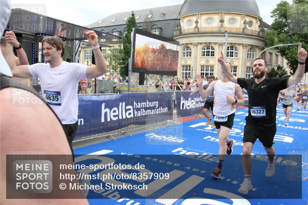 29.06.2025 - hella hamburg halbmarathon Michael Strokosch http://msf.ph/oto/8357909 29.06.2025 10:54:31 Ziel 1442, 3426, 3794, 4635, 4868, 6511, 7129, 8772, 8798, 11009, 11797, 11799, 12321, 12362, 12607, 15146, 16327, 19067 meine-sportfotos.de