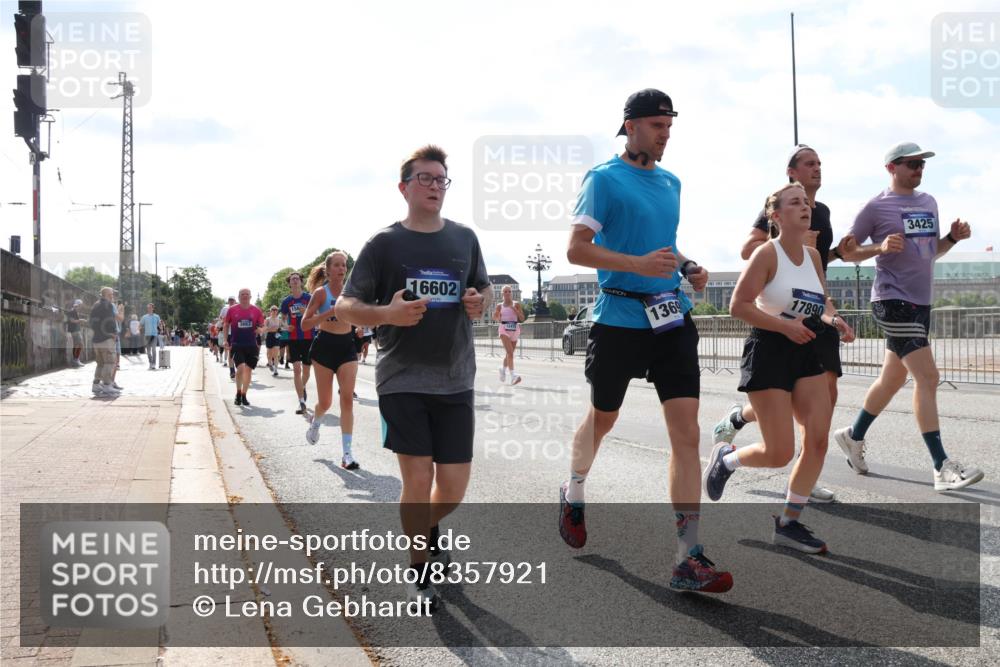 29.06.2025 - hella hamburg halbmarathon Lena Gebhardt http://msf.ph/oto/8357921 29.06.2025 10:01:29 Lombardsbrücke 16602, 1369, 17890, 3425, 1130, 1184, 1329, 1387, 1420, 1464, 1653, 1722, 1724, 1726, 1729, 1940, 2006, 2091, 2167, 2354, 2363, 2490, 2591, 2806, 2936, 2957, 3039, 3199, 3425, 3625, 3663, 4068, 4238, 4249, 4319, 4322, 4370, 4649, 4663, 5547, 5570, 5602, 5603, 5675, 6087, 6281, 0000, 6302, 6487, 6531, 6591, 6835, 6921, 6924, 7287, 7846, 8030, 8045, 8046, 8191, 8392, 8578, 8691, 8822, 8926, 9932, 10188, 10281, 10301, 10383, 10576, 10915, 11043, 11465 meine-sportfotos.de