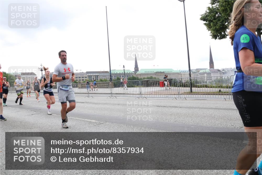 29.06.2025 - hella hamburg halbmarathon Lena Gebhardt http://msf.ph/oto/8357934 29.06.2025 10:48:09 Lombardsbrücke 19101, 45, 5, 1157, 1174, 1175, 1246, 1392, 1618, 1639, 1645, 1701, 1926, 2037, 2163, 2195, 2197, 2418, 2475, 2491, 2545, 2627, 2650, 2704, 2756, 2790, 2909, 2958, 3049, 3320, 3468, 3504, 3679, 3933, 4327, 4588, 4856, 5585, 5781, 5886, 5952, 6143, 7240, 7393, 7394, 7427, 7532, 7916, 8077, 8310, 8521, 8774, 8948, 9356, 9696, 9697, 9775, 9921, 10145, 10658, 10777, 10794, 11548, 11742, 11781, 11909, 12431 meine-sportfotos.de