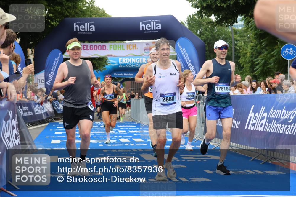 29.06.2025 - hella hamburg halbmarathon Strokosch-Dieckow http://msf.ph/oto/8357936 29.06.2025 10:51:51 Ziel 2396, 2818, 2823, 2880, 4033, 4297, 5102, 6390, 7224, 7409, 7724, 8710, 8819, 8856, 9793, 9959, 10057, 12224, 13799, 15427, 15690, 15727, 16907, 17682, 17815, 17962, 18869, 19053, 19137 meine-sportfotos.de