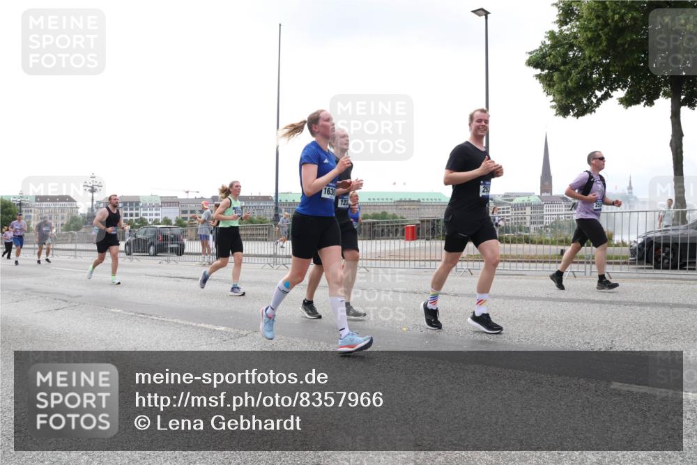 29.06.2025 - hella hamburg halbmarathon Lena Gebhardt http://msf.ph/oto/8357966 29.06.2025 10:39:05 Lombardsbrücke 1638, 123, 56, 1232, 1390, 1451, 1760, 1856, 1883, 2092, 2524, 2534, 2571, 2574, 2693, 2843, 2893, 2998, 3275, 3307, 3323, 3726, 3727, 3745, 3927, 4028, 4257, 4259, 4260, 4316, 4320, 4410, 4523, 4603, 4659, 4882, 4964, 5913, 6062, 6112, 6342, 6343, 6611, 6695, 6696, 6875, 7263, 7341, 7501, 7506, 7524, 7589, 7815, 7849, 8203, 8243, 8367, 8457, 8783, 9393, 9420, 9446, 9708, 9974, 9977, 10001, 10072, 10315, 10516, 10554, 13060 meine-sportfotos.de