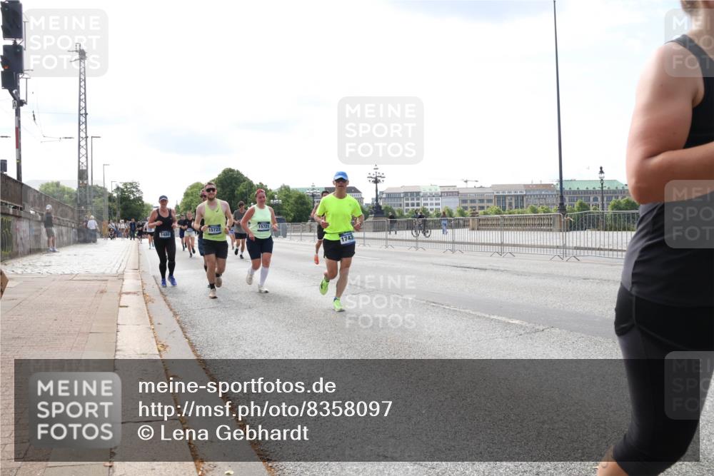29.06.2025 - hella hamburg halbmarathon Lena Gebhardt http://msf.ph/oto/8358097 29.06.2025 10:14:00 Lombardsbrücke 15722, 1480, 15721, 1743, 1131, 1194, 1480, 1890, 2055, 2359, 2721, 2904, 2987, 3939, 4001, 4032, 4795, 4962, 5232, 5631, 5719, 6026, 6287, 6710, 6717, 6724, 7442, 7462, 7913, 7991, 8001, 8057, 8279, 8409, 8673, 9128, 9631, 9845, 9886, 10442, 10443, 10977, 11441, 11987, 12313, 12797, 12928, 12929, 12938, 13285, 13788, 15085, 15482, 15663, 15721, 15722, 15840, 16491, 17439, 17472, 17985, 18041, 18231, 18236, 18239 meine-sportfotos.de