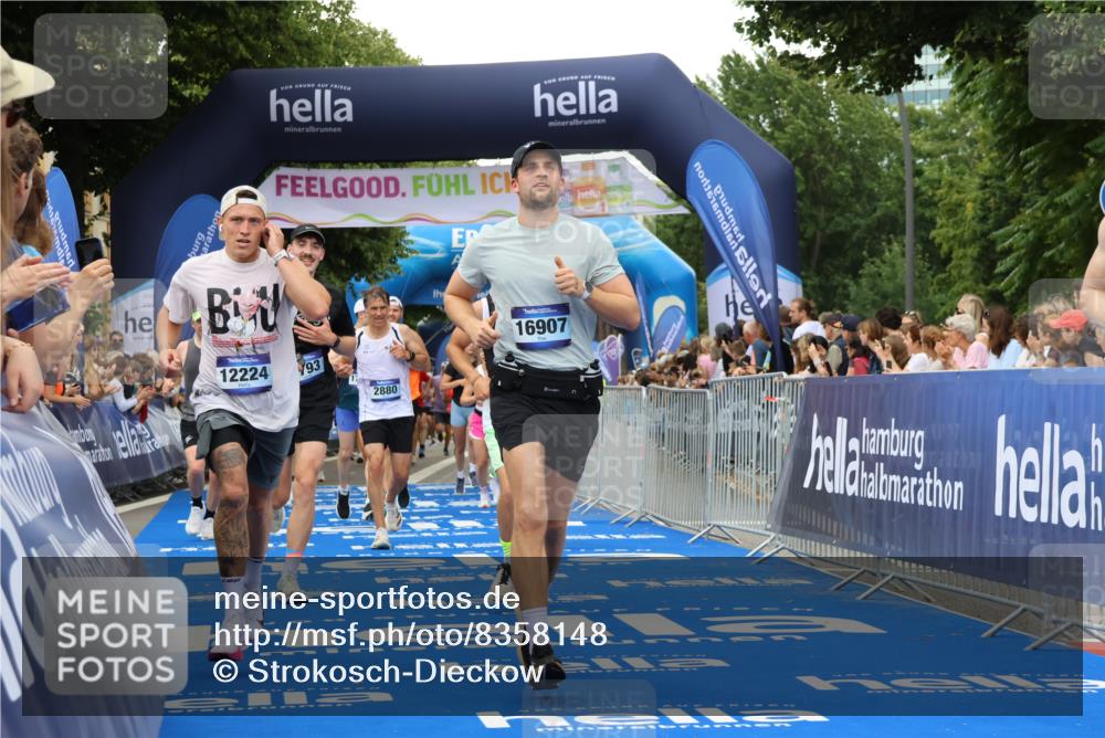29.06.2025 - hella hamburg halbmarathon Strokosch-Dieckow http://msf.ph/oto/8358148 29.06.2025 10:51:47 Ziel 2396, 2818, 2823, 2880, 4297, 5102, 6286, 7224, 8710, 8819, 8856, 9793, 9959, 12224, 13799, 15427, 15496, 15690, 15727, 15831, 15899, 16907, 17682, 17815, 17962, 19053, 19137 meine-sportfotos.de