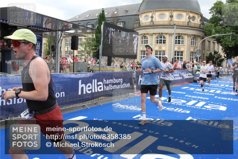 29.06.2025 - hella hamburg halbmarathon Michael Strokosch http://msf.ph/oto/8358385 29.06.2025 10:54:35 Ziel 2474, 3794, 4868, 5259, 7129, 8798, 10040, 10368, 10376, 11797, 11799, 12607, 15146 meine-sportfotos.de