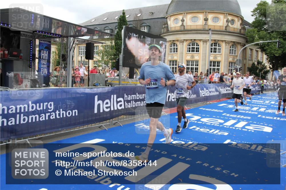 29.06.2025 - hella hamburg halbmarathon Michael Strokosch http://msf.ph/oto/8358444 29.06.2025 10:54:36 Ziel 2474, 3794, 4868, 5259, 8798, 9012, 10040, 10368, 10376, 11797, 11799, 12607, 15146 meine-sportfotos.de