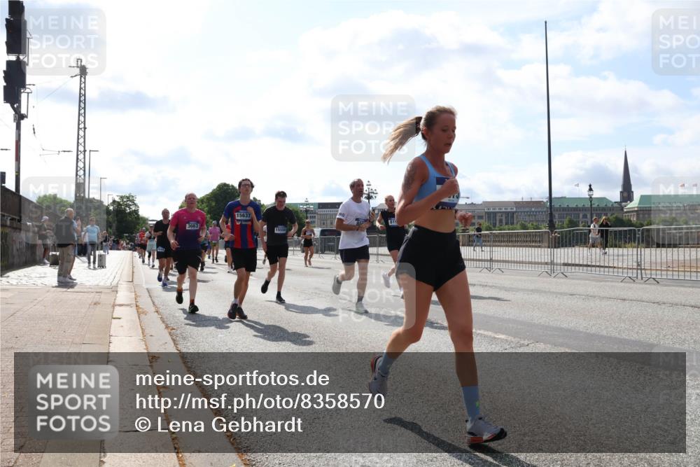 29.06.2025 - hella hamburg halbmarathon Lena Gebhardt http://msf.ph/oto/8358570 29.06.2025 10:01:30 Lombardsbrücke 1130, 1184, 1329, 1387, 1420, 1464, 1653, 1722, 1724, 1729, 1881, 1940, 2006, 2091, 2167, 2354, 2363, 2490, 2591, 2806, 2936, 2957, 3039, 3199, 3425, 3625, 3663, 4068, 4238, 4249, 4319, 4322, 4370, 4649, 4663, 5547, 5570, 5602, 5603, 5675, 6087, 6281, 0000, 6302, 6487, 6591, 6835, 6921, 6924, 7287, 7846, 8030, 8045, 8046, 8191, 8392, 8578, 8691, 8822, 8926, 9932, 10188, 10281, 10301, 10383, 10576, 10915, 11043, 11465 meine-sportfotos.de
