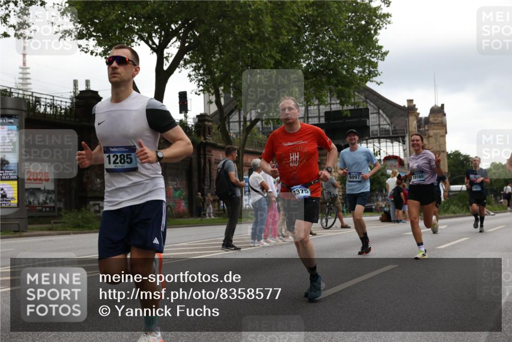29.06.2025 - hella hamburg halbmarathon Yannick Fuchs http://msf.ph/oto/8358577 29.06.2025 10:53:08 20KM 1285, 1642, 2006, 2348, 2584, 2677, 2855, 2957, 2978, 3181, 3279, 3983, 4088, 4592, 5347, 5633, 5885, 6087, 6202, 6208, 6220, 6438, 6636, 6997, 7031, 7223, 7476, 8290, 8929, 9655, 10036, 10759, 10896, 10943, 11935, 11938, 12206, 12261, 12564, 12633, 13407, 13583, 14375, 14567, 14631, 14732, 14902, 14914, 14965, 15232, 15240, 15263, 15284, 15824, 16160, 16341, 16563, 16910, 16980, 17017, 17346, 17503, 17630, 18153, 18232, 18266, 18327, 18467, 18954, 19015, 19160 meine-sportfotos.de