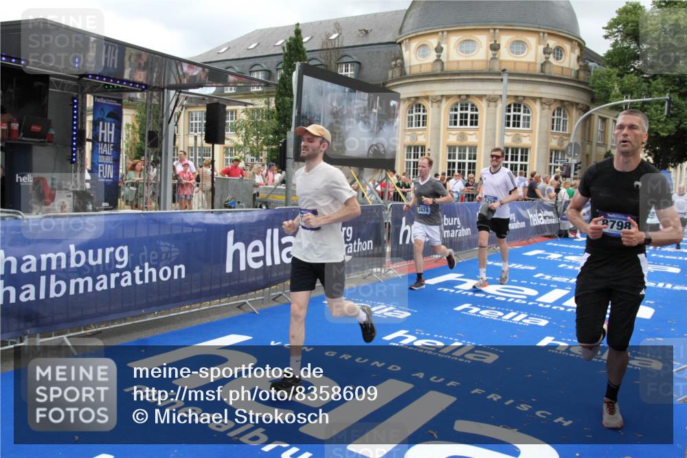 29.06.2025 - hella hamburg halbmarathon Michael Strokosch http://msf.ph/oto/8358609 29.06.2025 10:54:38 Ziel 2474, 3794, 5259, 8798, 9012, 10040, 10368, 10376, 12607, 15146 meine-sportfotos.de