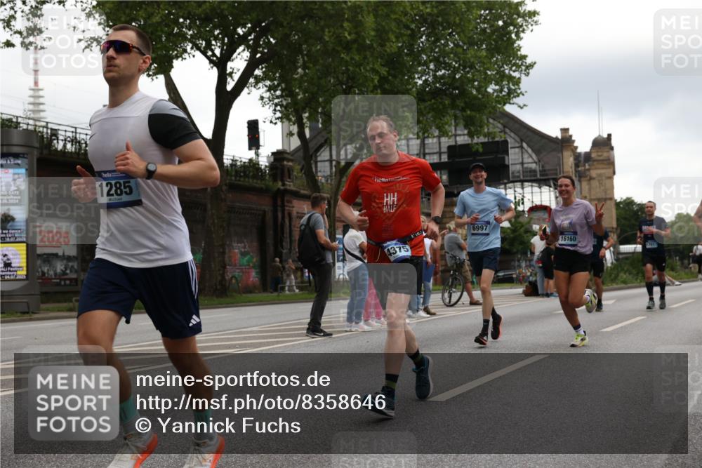 29.06.2025 - hella hamburg halbmarathon Yannick Fuchs http://msf.ph/oto/8358646 29.06.2025 10:53:08 20KM 1285, 1642, 2006, 2348, 2584, 2677, 2855, 2957, 2978, 3181, 3279, 3983, 4088, 4592, 5347, 5633, 5885, 6087, 6202, 6208, 6220, 6438, 6636, 6997, 7031, 7223, 7476, 8290, 8929, 9655, 10036, 10759, 10896, 10943, 11935, 11938, 12206, 12261, 12564, 12633, 13407, 13583, 14375, 14567, 14631, 14732, 14902, 14914, 14965, 15232, 15240, 15263, 15284, 15824, 16160, 16341, 16563, 16910, 16980, 17017, 17346, 17503, 17630, 18153, 18232, 18266, 18327, 18467, 18954, 19015, 19160 meine-sportfotos.de