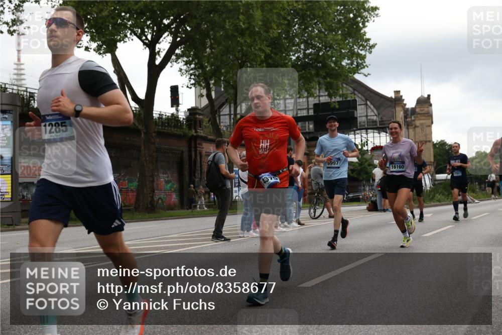 29.06.2025 - hella hamburg halbmarathon Yannick Fuchs http://msf.ph/oto/8358677 29.06.2025 10:53:08 20KM 1285, 1642, 2006, 2348, 2584, 2677, 2855, 2957, 2978, 3181, 3279, 3983, 4088, 4592, 5347, 5633, 5885, 6087, 6202, 6208, 6220, 6438, 6636, 6997, 7031, 7223, 7476, 8290, 8929, 9655, 10036, 10759, 10896, 10943, 11935, 11938, 12206, 12261, 12564, 12633, 13407, 13583, 14375, 14567, 14631, 14732, 14902, 14914, 14965, 15232, 15240, 15263, 15284, 15824, 16160, 16341, 16563, 16910, 16980, 17017, 17346, 17503, 17630, 18153, 18232, 18266, 18327, 18467, 18954, 19015, 19160 meine-sportfotos.de