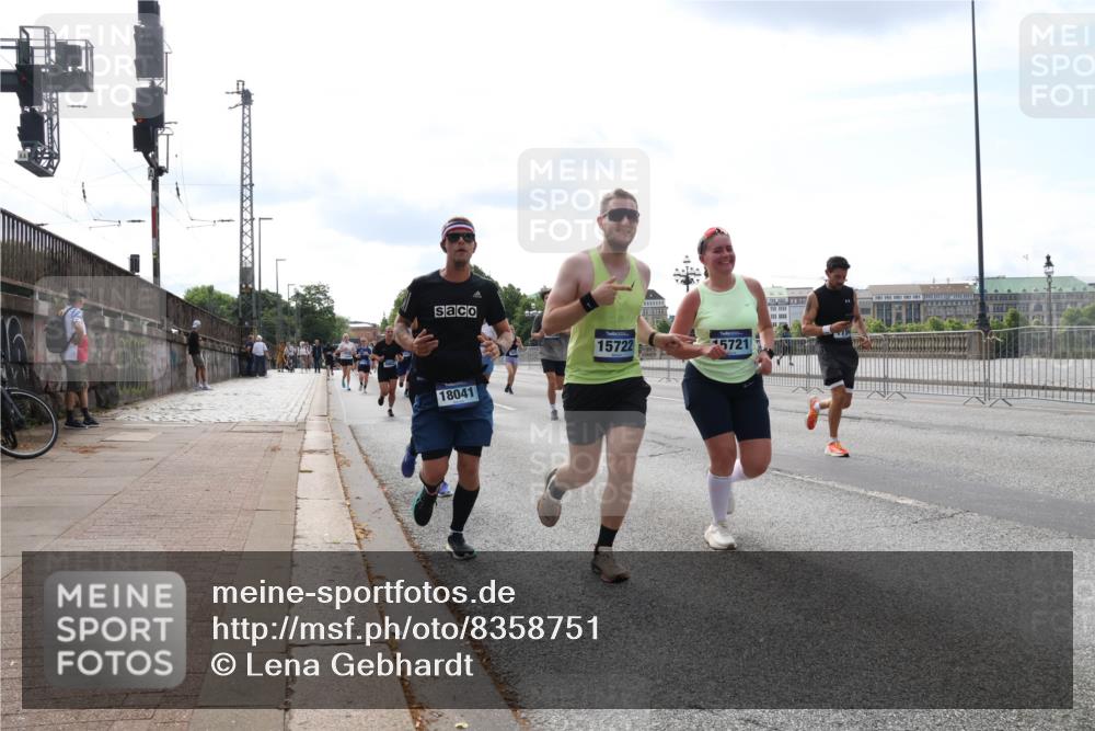 29.06.2025 - hella hamburg halbmarathon Lena Gebhardt http://msf.ph/oto/8358751 29.06.2025 10:14:02 Lombardsbrücke 18041, 15722, 5721, 1131, 1194, 1480, 1890, 2055, 2359, 2721, 2904, 2987, 3939, 4001, 4032, 4795, 4962, 5232, 5631, 5719, 6026, 6089, 6287, 6710, 6717, 7442, 7462, 7913, 7991, 8001, 8057, 8409, 8673, 8892, 9128, 9631, 9845, 9886, 10442, 10443, 10977, 11441, 11987, 12313, 12797, 12928, 12929, 12938, 13285, 13788, 15085, 15482, 15663, 15721, 15722, 15840, 16491, 17439, 17472, 17985, 18041, 18231, 18236, 18239 meine-sportfotos.de