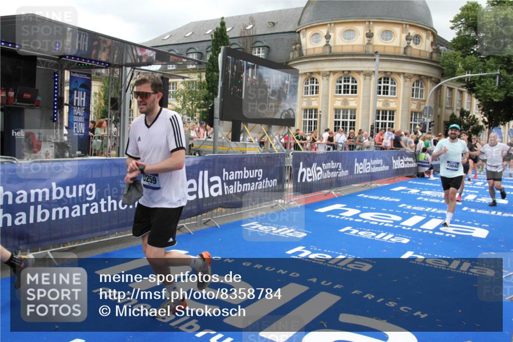 29.06.2025 - hella hamburg halbmarathon Michael Strokosch http://msf.ph/oto/8358784 29.06.2025 10:54:40 Ziel 1125, 2474, 3310, 5259, 7478, 8798, 9012, 10040, 10368, 10376, 12489, 12607, 15389, 15584, 17765, 19000 meine-sportfotos.de