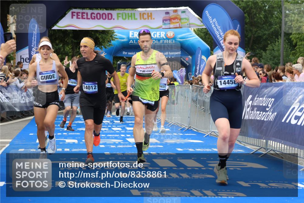 29.06.2025 - hella hamburg halbmarathon Strokosch-Dieckow http://msf.ph/oto/8358861 29.06.2025 10:51:39 Ziel 2396, 5008, 6286, 7224, 8710, 8819, 10691, 12224, 13327, 14012, 14458, 15496, 15727, 15831, 15899, 17682, 19007, 19020, 19053 meine-sportfotos.de