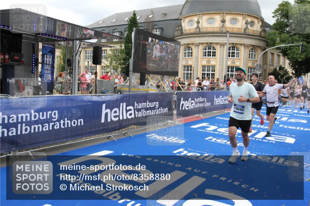 29.06.2025 - hella hamburg halbmarathon Michael Strokosch http://msf.ph/oto/8358880 29.06.2025 10:54:41 Ziel 1125, 1496, 2474, 3310, 5259, 7478, 9012, 10040, 10368, 10376, 12489, 15389, 15584, 17765, 19000 meine-sportfotos.de