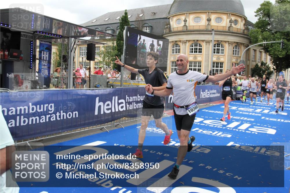 29.06.2025 - hella hamburg halbmarathon Michael Strokosch http://msf.ph/oto/8358950 29.06.2025 10:54:42 Ziel 1125, 1496, 3310, 5259, 7478, 8449, 9012, 10040, 10368, 10376, 12489, 14239, 15389, 15408, 15584, 17231, 17765, 19000 meine-sportfotos.de