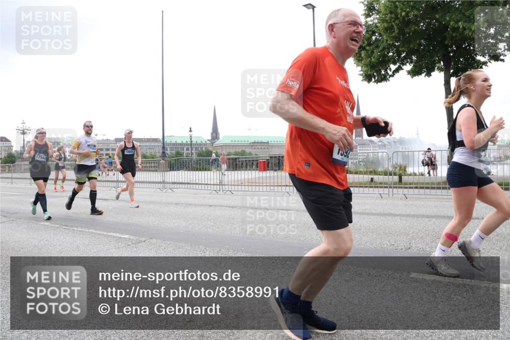 29.06.2025 - hella hamburg halbmarathon Lena Gebhardt http://msf.ph/oto/8358991 29.06.2025 10:48:11 Lombardsbrücke 17562, 17563, 18001, 1157, 1174, 1175, 1246, 1392, 1618, 1639, 1645, 1701, 1926, 2037, 2163, 2195, 2197, 2418, 2475, 2491, 2545, 2627, 2650, 2756, 2790, 2909, 2958, 3049, 3320, 3468, 3504, 3661, 3679, 3933, 4327, 4588, 4856, 5585, 5781, 5886, 5952, 6143, 7240, 7393, 7394, 7427, 7532, 7916, 8077, 8310, 8461, 8521, 8774, 8948, 9356, 9696, 9697, 9775, 9921, 10145, 10658, 10777, 10794, 11548, 11742, 11781, 11909 meine-sportfotos.de