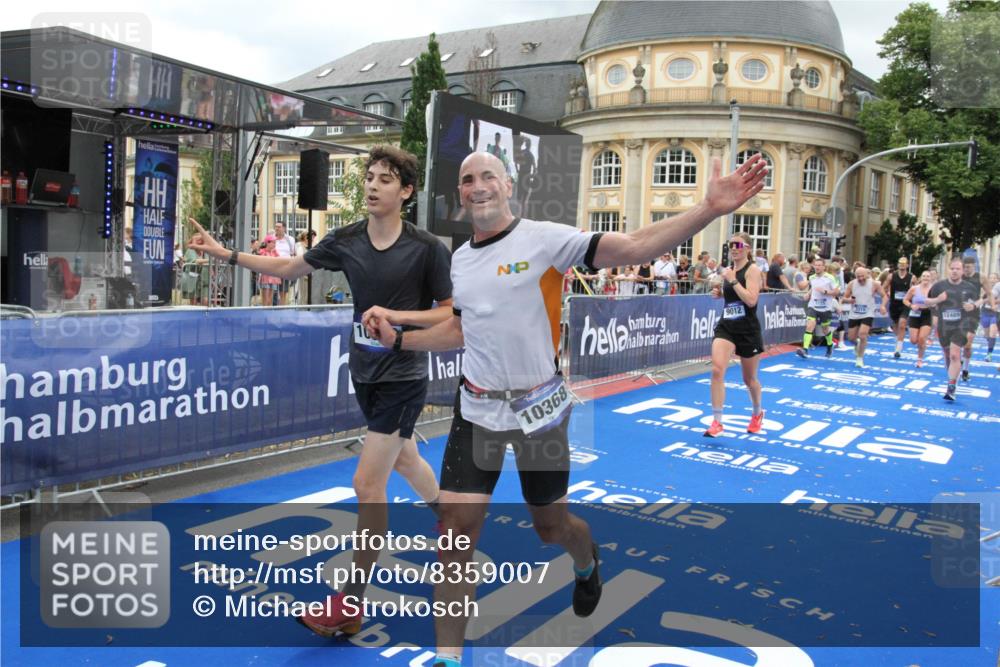 29.06.2025 - hella hamburg halbmarathon Michael Strokosch http://msf.ph/oto/8359007 29.06.2025 10:54:42 Ziel 1125, 1496, 3310, 5259, 7478, 8449, 9012, 10040, 10368, 10376, 12489, 14239, 15389, 15408, 15584, 17231, 17765, 19000 meine-sportfotos.de
