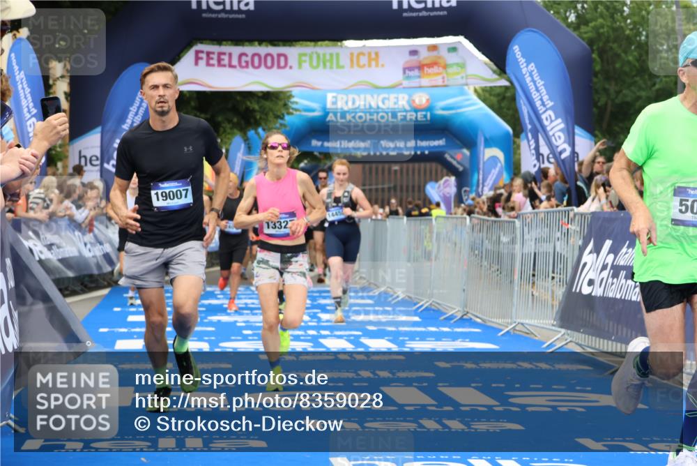 29.06.2025 - hella hamburg halbmarathon Strokosch-Dieckow http://msf.ph/oto/8359028 29.06.2025 10:51:35 Ziel 1335, 5008, 7943, 10691, 13327, 13403, 14012, 14458, 15496, 15899, 19007, 19020 meine-sportfotos.de