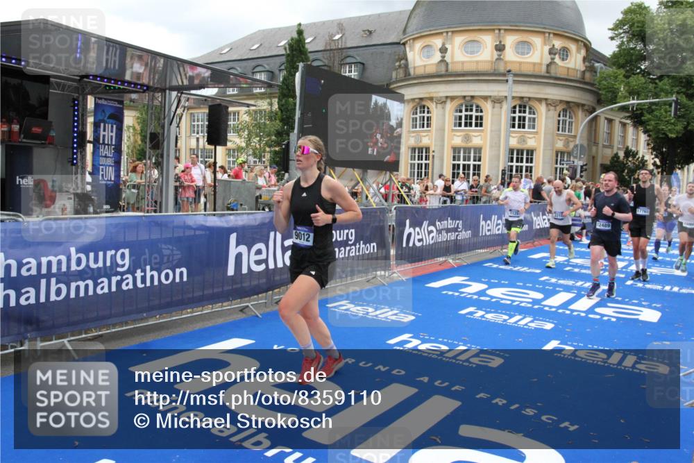 29.06.2025 - hella hamburg halbmarathon Michael Strokosch http://msf.ph/oto/8359110 29.06.2025 10:54:43 Ziel 1125, 1496, 2561, 3310, 7478, 8449, 9012, 10040, 10368, 10376, 12489, 13147, 14239, 15389, 15408, 15584, 17231, 17765, 19000 meine-sportfotos.de