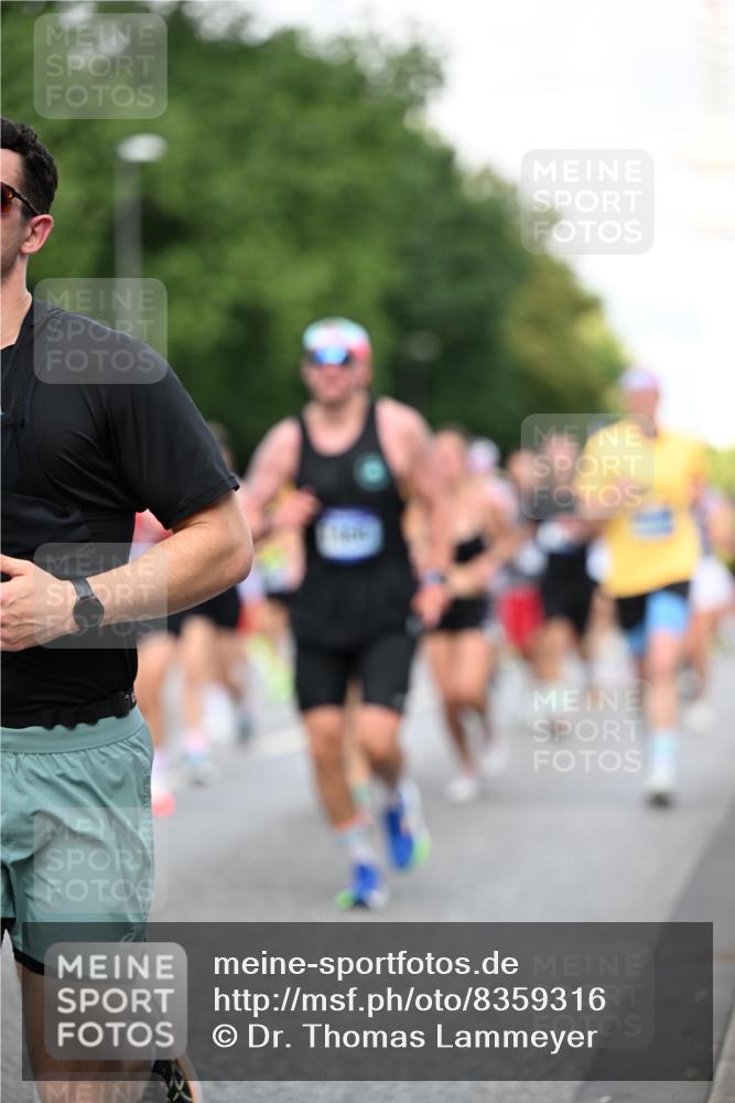 29.06.2025 - hella hamburg halbmarathon Dr. Thomas Lammeyer http://msf.ph/oto/8359316 29.06.2025 09:56:31 Kennedybrücke 1012, 1070, 1415, 1468, 1613, 1735, 1782, 2048, 2189, 2233, 2590, 2970, 3021, 3098, 3109, 3124, 3304, 3907, 3917, 3928, 4080, 4277, 4497, 4691, 4933, 4981, 5476, 5477, 5682, 6152, 6716, 7005, 7067, 7093, 7191, 7325, 7451, 7599, 7843, 7865, 8145, 8467, 8664, 8694, 8704, 8722, 9081, 9213, 9232, 9374, 9538, 9540, 10000, 10208, 10313, 10750, 10796, 10969, 11153, 11291, 11346 meine-sportfotos.de