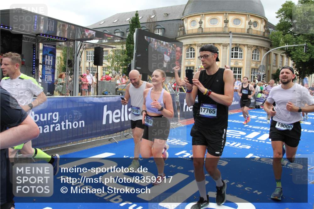 29.06.2025 - hella hamburg halbmarathon Michael Strokosch http://msf.ph/oto/8359317 29.06.2025 10:54:46 Ziel 1125, 1496, 2029, 2561, 3310, 6587, 7478, 8449, 9227, 10044, 12186, 12489, 13147, 14239, 15389, 15408, 15584, 17231, 17765, 19000 meine-sportfotos.de