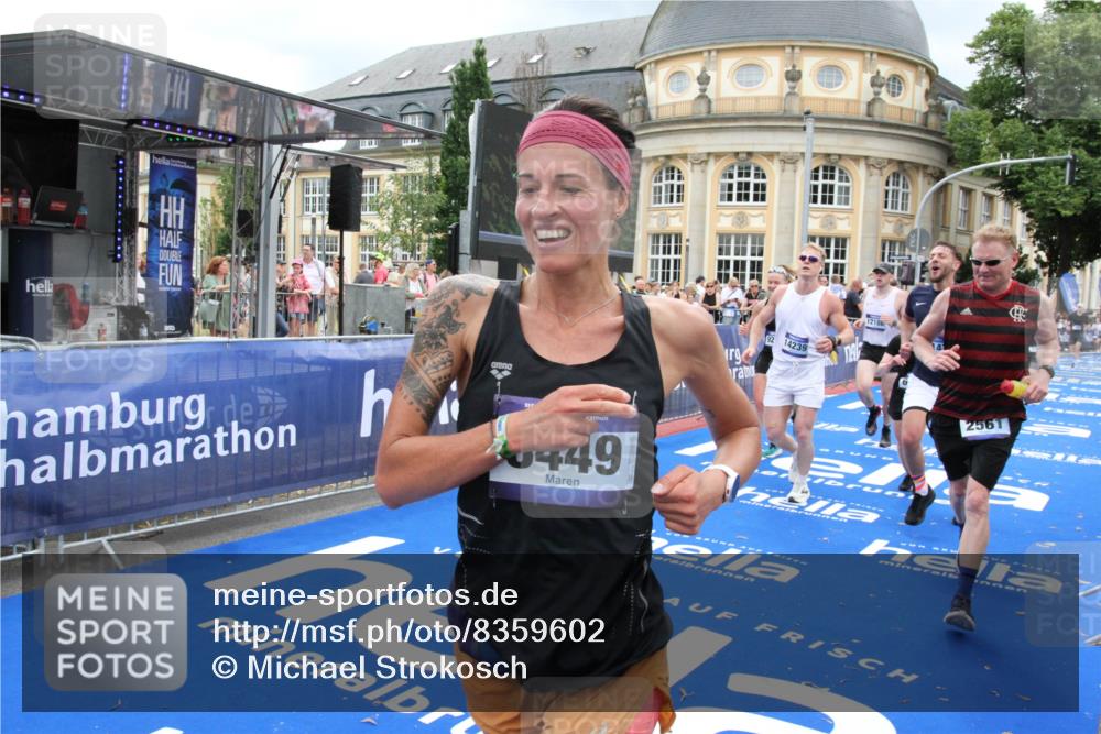 29.06.2025 - hella hamburg halbmarathon Michael Strokosch http://msf.ph/oto/8359602 29.06.2025 10:54:49 Ziel 1496, 2029, 2561, 3310, 4231, 6587, 7478, 8449, 9227, 10044, 12186, 13147, 14239, 15389, 15408, 15584, 17231, 19000 meine-sportfotos.de
