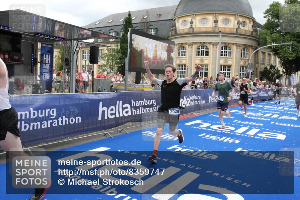 29.06.2025 - hella hamburg halbmarathon Michael Strokosch http://msf.ph/oto/8359747 29.06.2025 10:54:52 Ziel 1506, 2029, 2561, 4231, 6587, 9227, 10044, 12186, 13147, 14660, 17261 meine-sportfotos.de