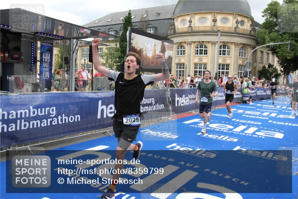 29.06.2025 - hella hamburg halbmarathon Michael Strokosch http://msf.ph/oto/8359799 29.06.2025 10:54:52 Ziel 1506, 2029, 2561, 4231, 6587, 9227, 10044, 12186, 13147, 14660, 17261 meine-sportfotos.de