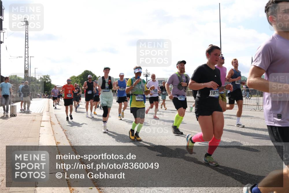 29.06.2025 - hella hamburg halbmarathon Lena Gebhardt http://msf.ph/oto/8360049 29.06.2025 10:01:37 Lombardsbrücke 1600, 2167, 17140, 3199, 18899, 1723, 19160, 18717, 18716, 8822, 1130, 1184, 1329, 1387, 1420, 1464, 1653, 1722, 1724, 1729, 1881, 1940, 2006, 2091, 2167, 2354, 2363, 2591, 2806, 2936, 2957, 3039, 3199, 3425, 3663, 4068, 4249, 4319, 4322, 4328, 4370, 4649, 4663, 5547, 5570, 5602, 5603, 5675, 6087, 6281, 0000, 6302, 6438, 6591, 6921, 6924, 7287, 7846, 8030, 8045, 8046, 8191, 8392, 8578, 8691, 8822, 8926, 9230, 10281, 10301, 10383, 10576, 10882, 10915, 11043, 11465 meine-sportfotos.de