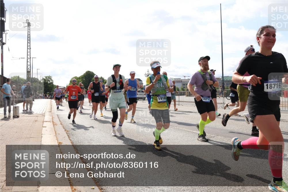 29.06.2025 - hella hamburg halbmarathon Lena Gebhardt http://msf.ph/oto/8360116 29.06.2025 10:01:37 Lombardsbrücke 3199, 2167, 1714, 19160, 18717, 0281, 18716, 1130, 1184, 1329, 1387, 1420, 1464, 1653, 1722, 1724, 1729, 1881, 1940, 2006, 2091, 2167, 2354, 2363, 2591, 2806, 2936, 2957, 3039, 3199, 3425, 3663, 4068, 4249, 4319, 4322, 4328, 4370, 4649, 4663, 5547, 5570, 5602, 5603, 5675, 6087, 6281, 0000, 6302, 6438, 6591, 6921, 6924, 7287, 7846, 8030, 8045, 8046, 8191, 8392, 8578, 8691, 8822, 8926, 9230, 10281, 10301, 10383, 10576, 10882, 10915, 11043, 11465 meine-sportfotos.de