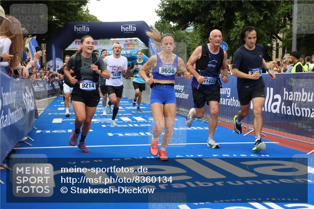 29.06.2025 - hella hamburg halbmarathon Strokosch-Dieckow http://msf.ph/oto/8360134 29.06.2025 10:51:25 Ziel 1335, 2364, 2411, 2636, 2718, 2946, 4814, 5820, 6776, 7943, 8989, 9214, 9656, 10691, 11124, 11422, 13047, 13403, 13792, 14865, 14994, 15871, 15950, 16357, 17131, 18489 meine-sportfotos.de