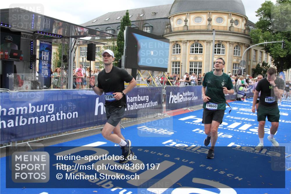 29.06.2025 - hella hamburg halbmarathon Michael Strokosch http://msf.ph/oto/8360197 29.06.2025 10:54:57 Ziel 1327, 1506, 6994, 8514, 10266, 13988, 14638, 14660, 14845, 15156, 16047, 16623, 16868, 17261, 18325 meine-sportfotos.de